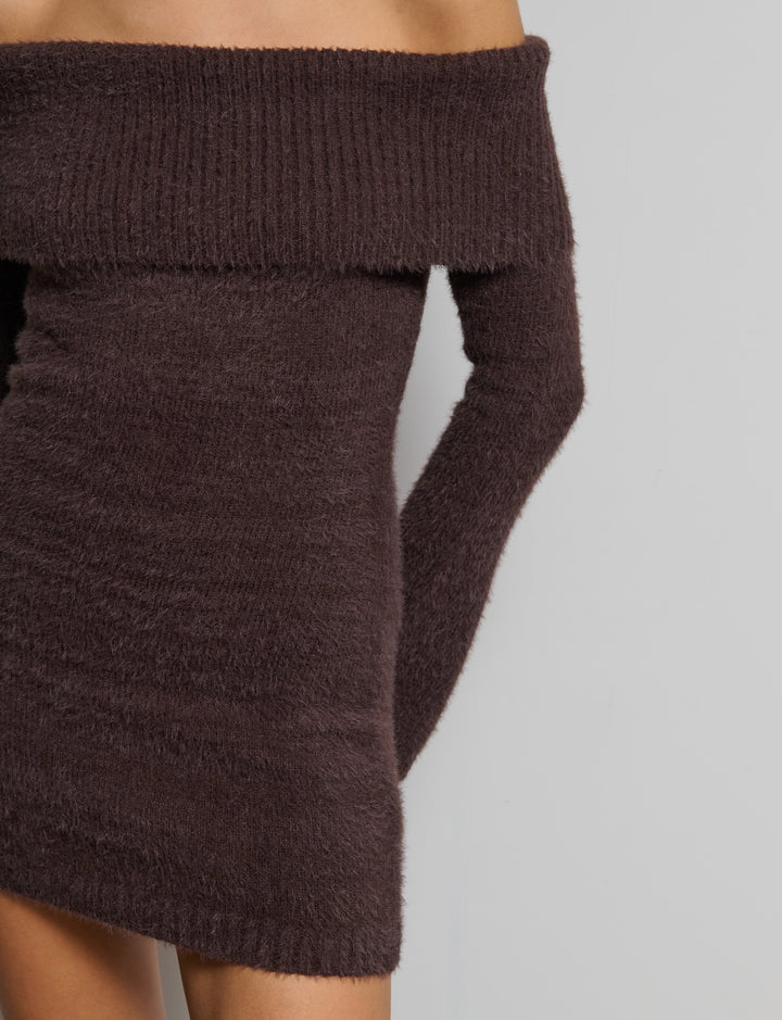 Abito in maglia effetto pelo off-shoulder