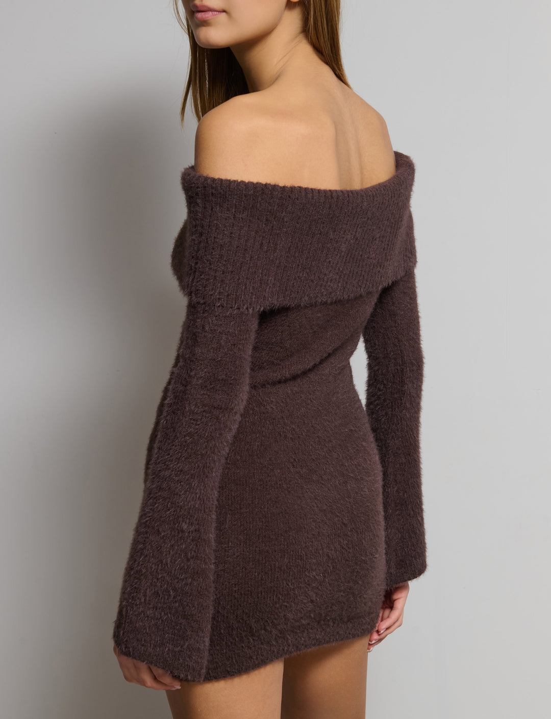 Abito in maglia effetto pelo off-shoulder