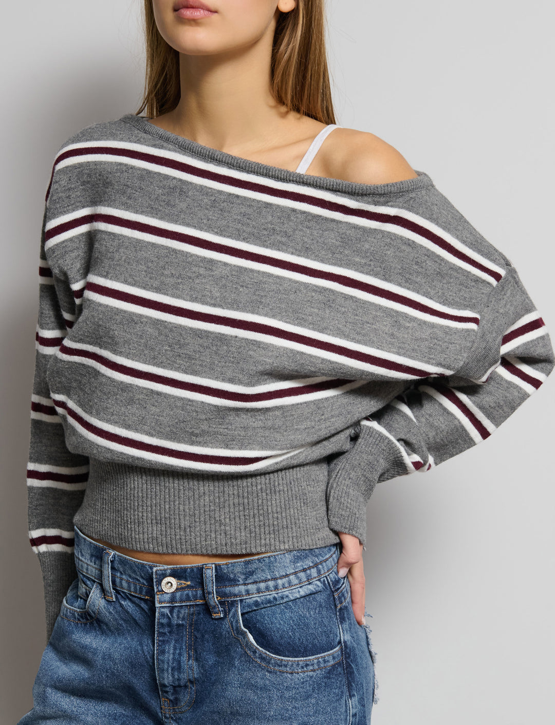Maglione off-shoulder a righe