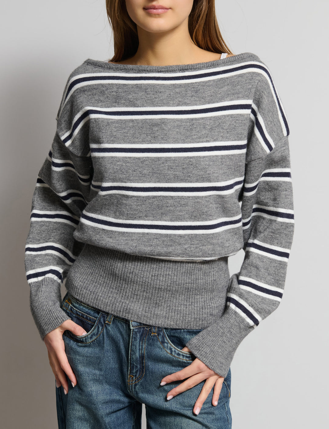 Maglione off-shoulder a righe