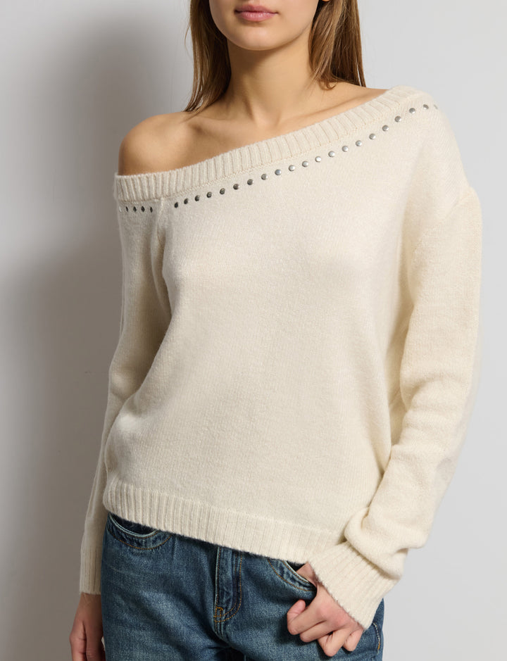 Maglione off-shoulder con borchie