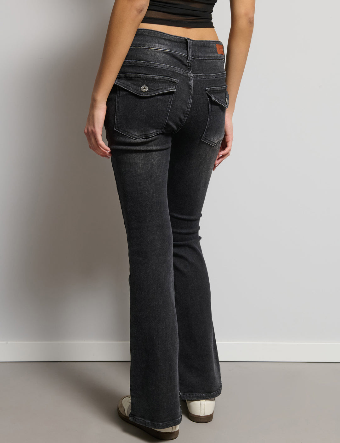 Jeans a zampa con doppio bottone