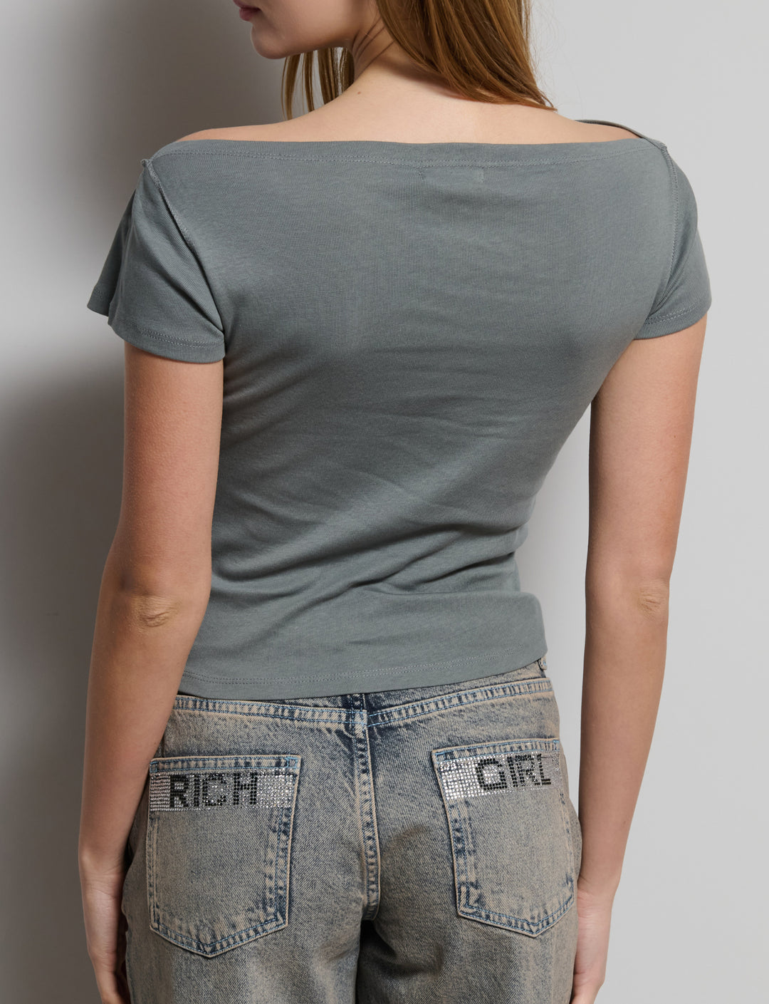 T-shirt verde salvia a maniche corte con scollo a barca