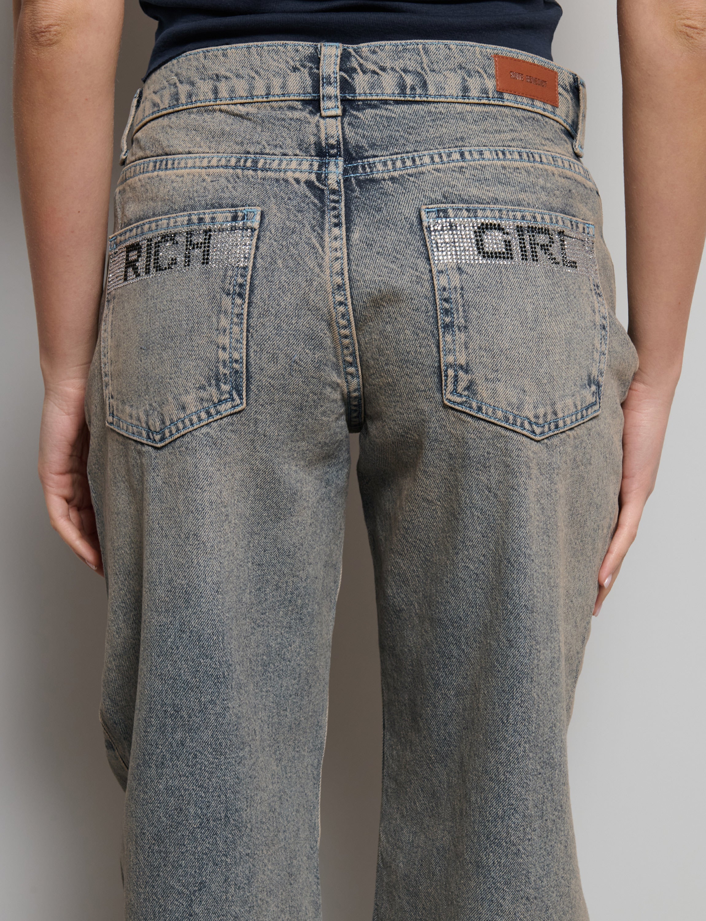 Jeans dritto con strass sulle tasche posteriori