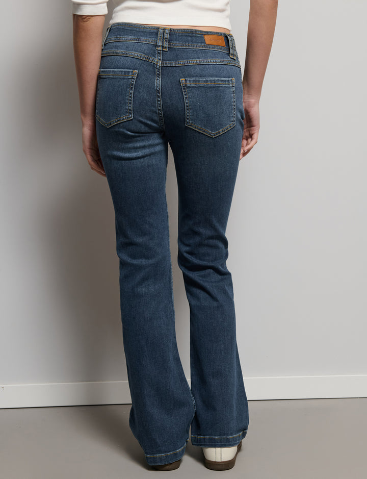 Jeans bootcut con doppio bottone