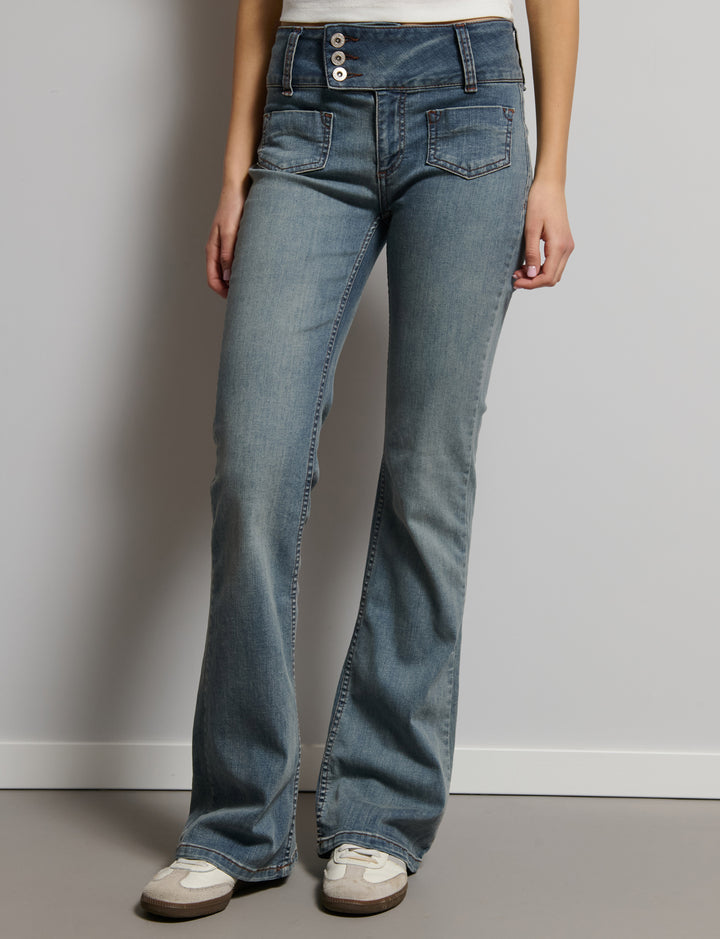 Jeans flare con triplo bottone