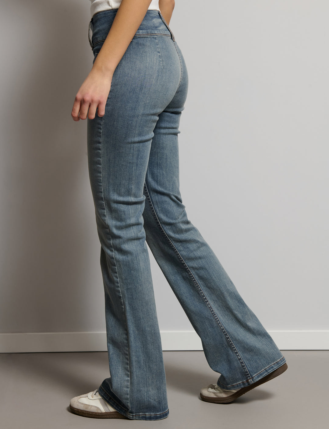 Jeans flare con triplo bottone