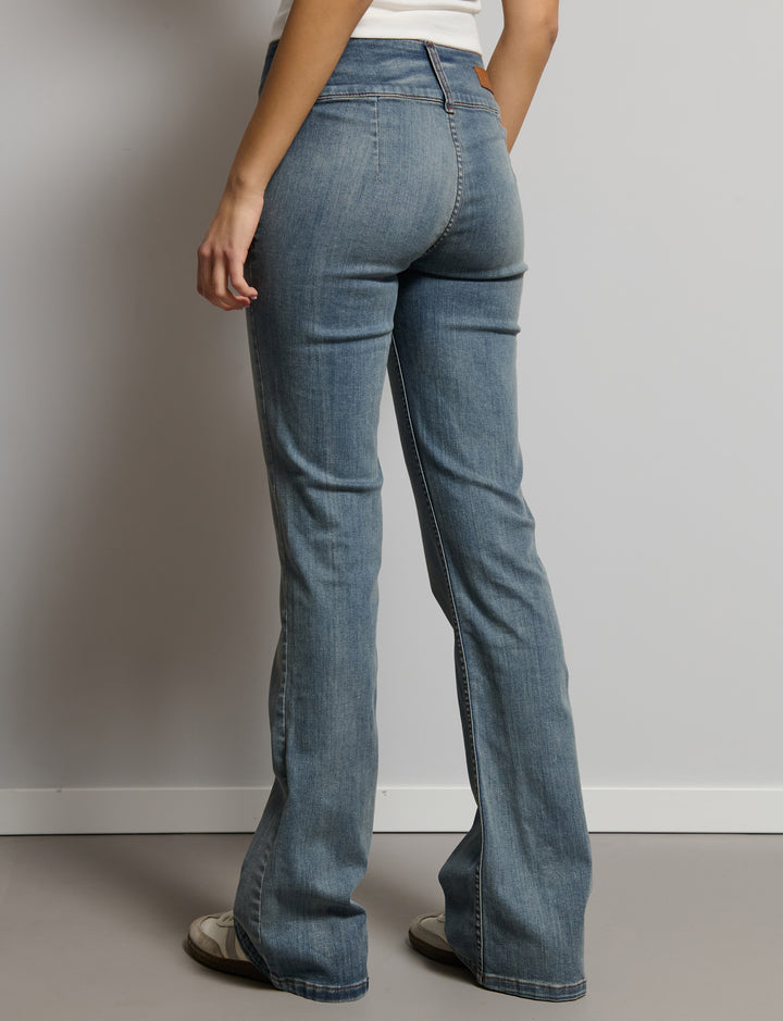 Jeans flare con triplo bottone