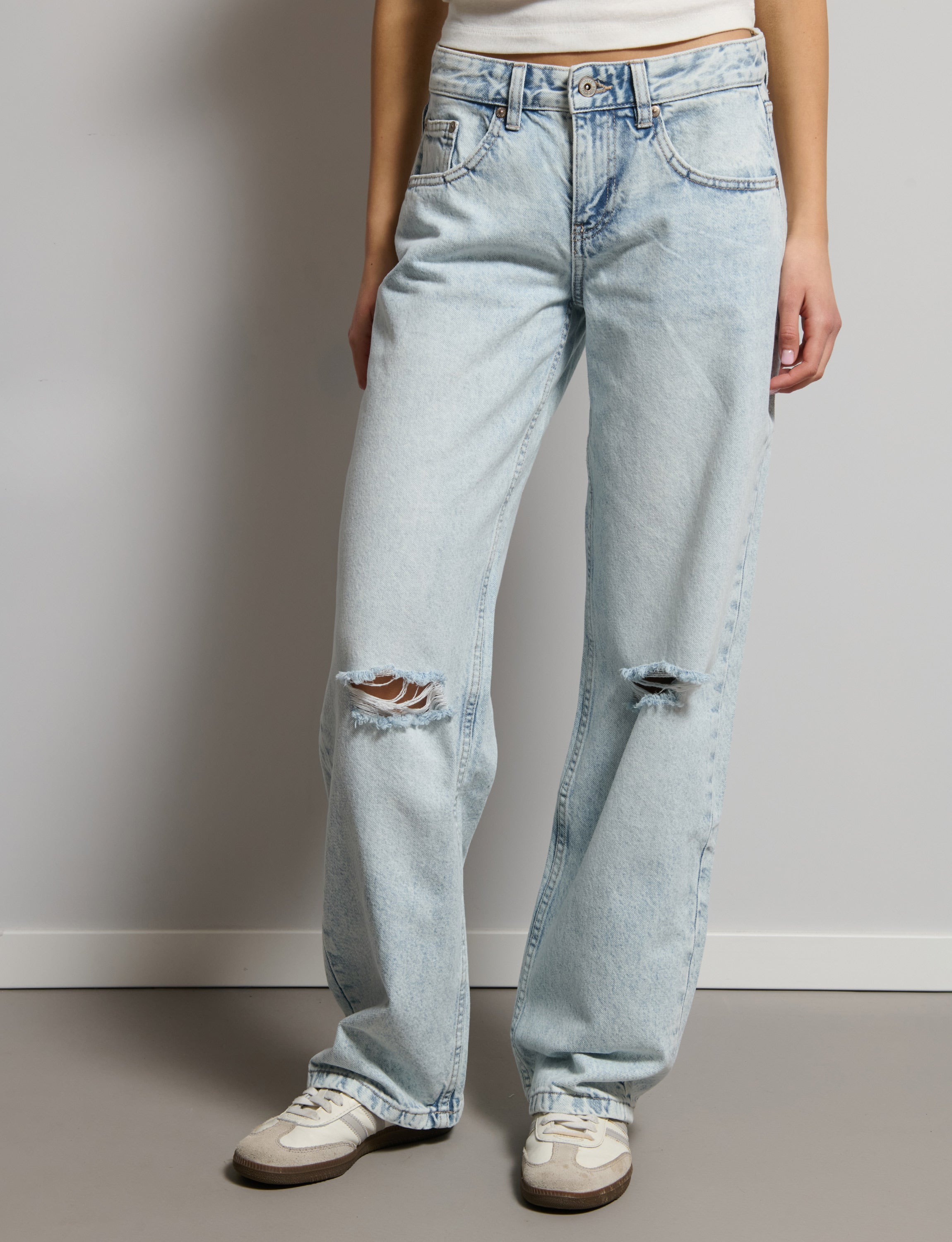 Jeans dritto con rotture