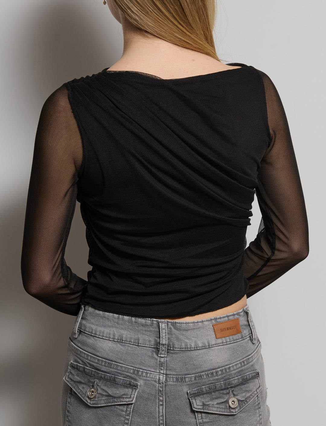 Top in rete con trasparenze