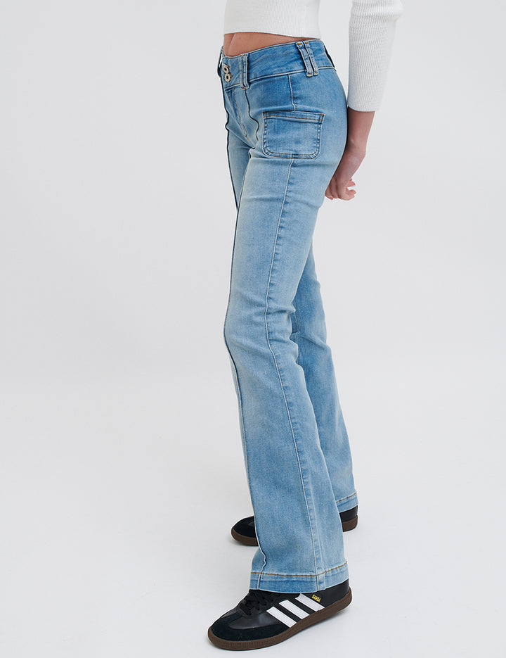 Jeans a Zampa con doppio bottone e tasconi