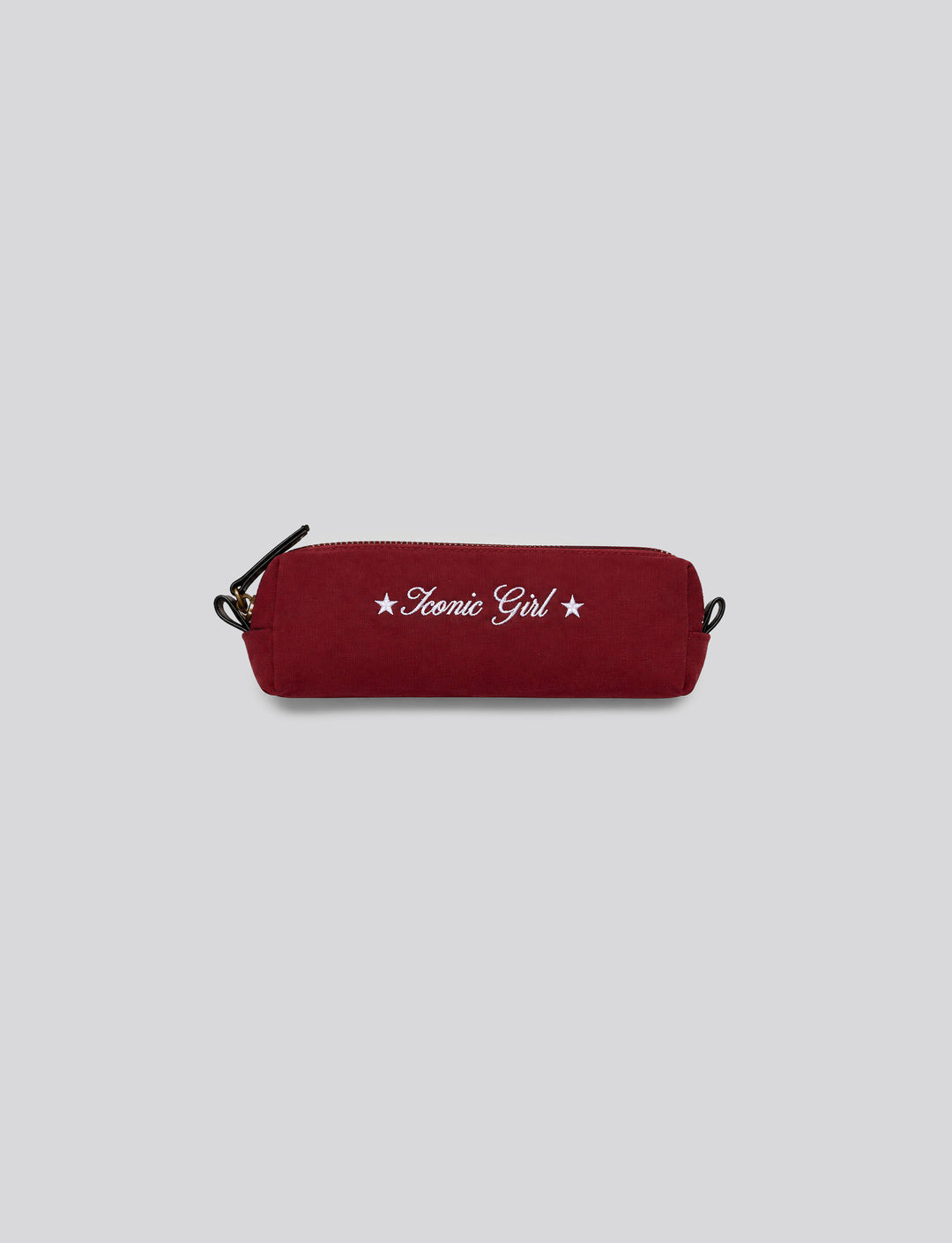 Astuccio in felpa bordeaux con scritta “Iconic Girl” still life
