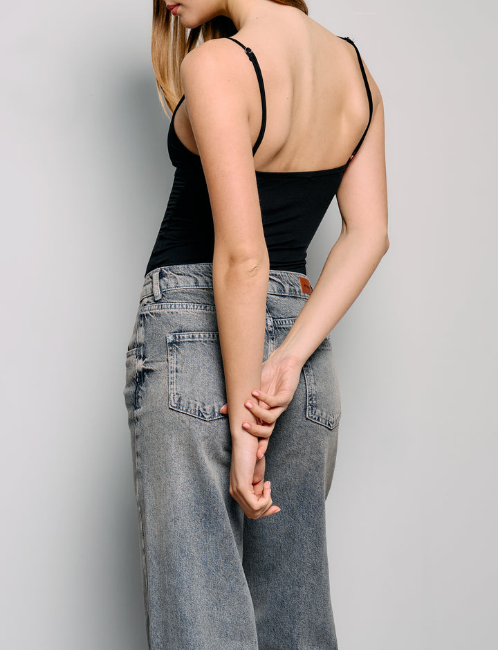 Body aderente nero con spalline regolabili