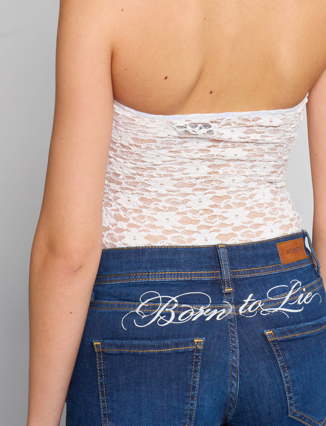 Body bianco a fascia in pizzo retro dettaglio
