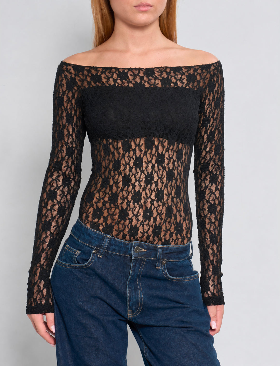 Body nero in pizzo a manica lunga con scollo a barchetta frontale