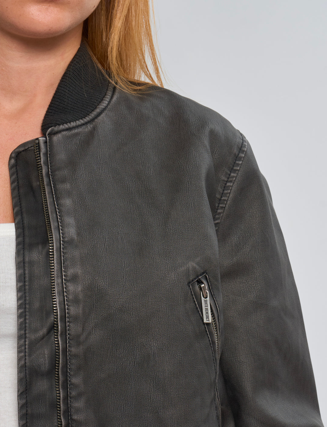 Bomber crop nero in ecopelle dettaglio