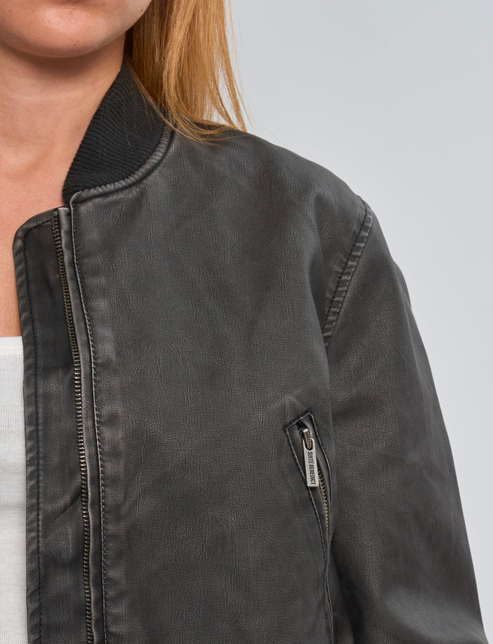 Bomber crop nero in ecopelle dettaglio