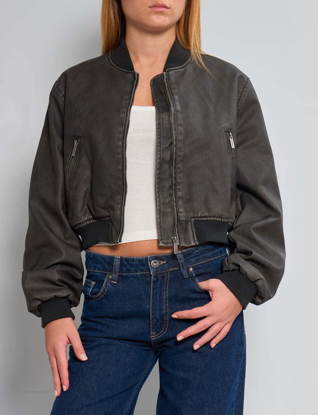 Bomber crop nero in ecopelle frontale
