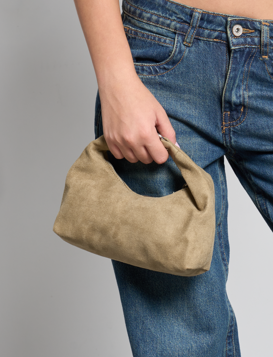 Borsa a mano verde salvia effetto suede con anelli metallici dettaglio