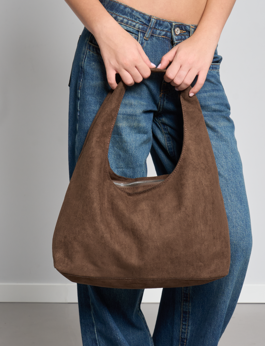 Borsa da spalla grande marrone in suede a mano