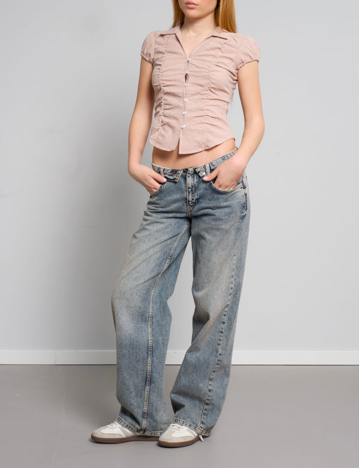 Camicetta rosa a quadretti con arricciature outfit