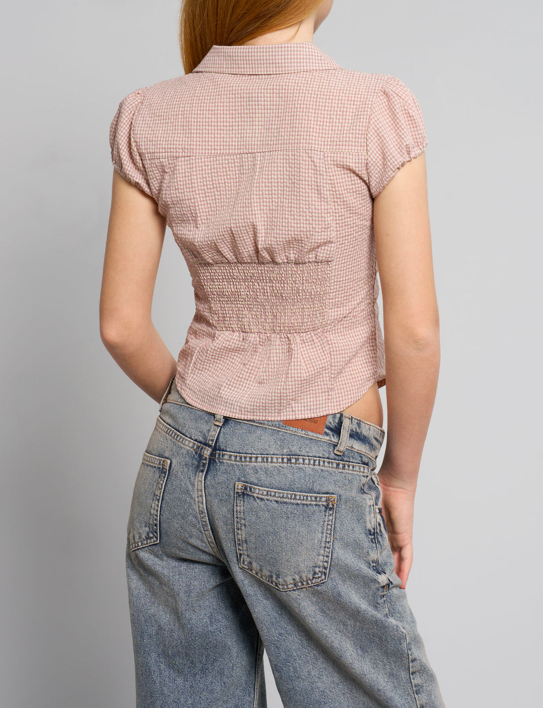 Camicetta rosa a quadretti con arricciature retro