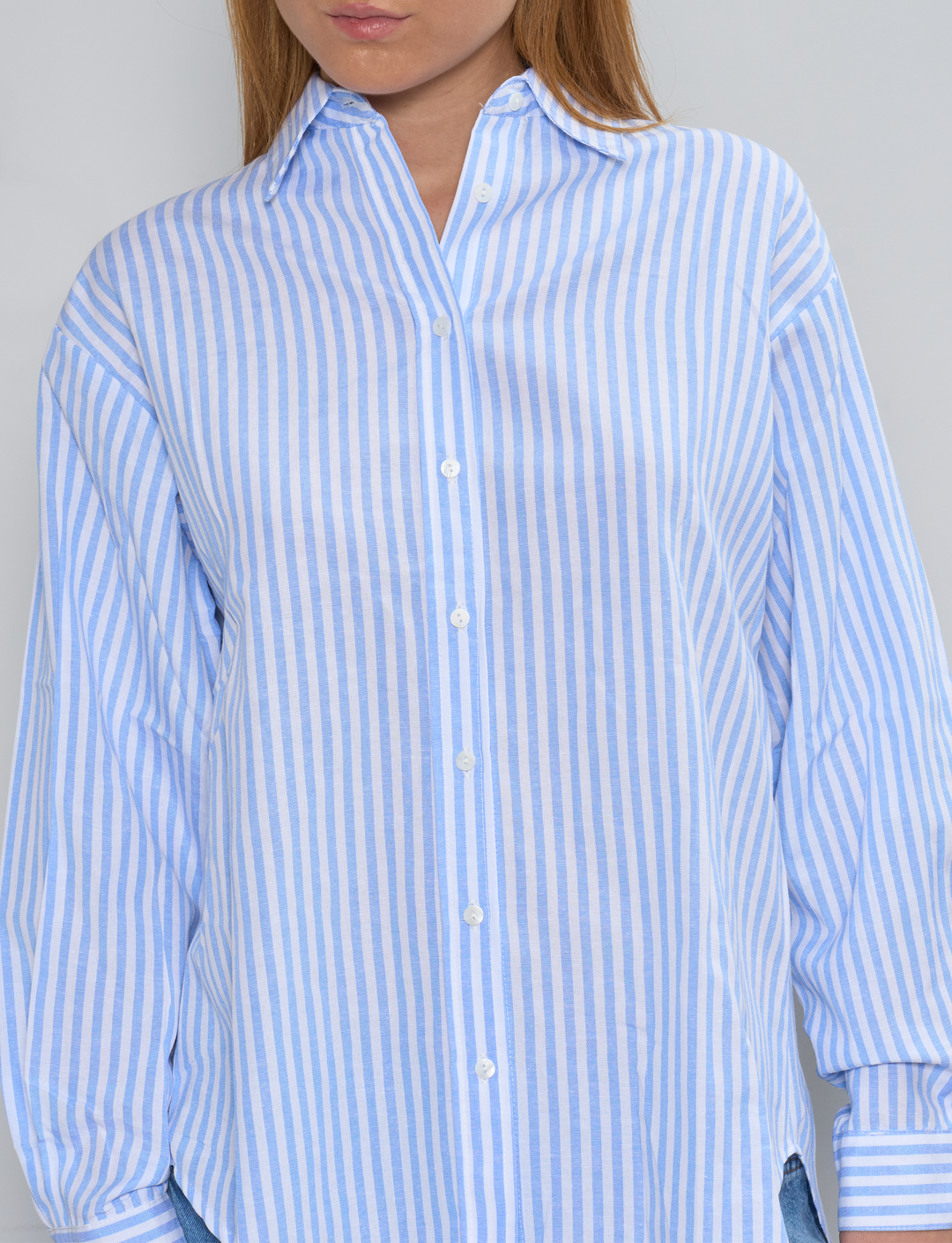 Camicia a righe azzurre oversize dettaglio