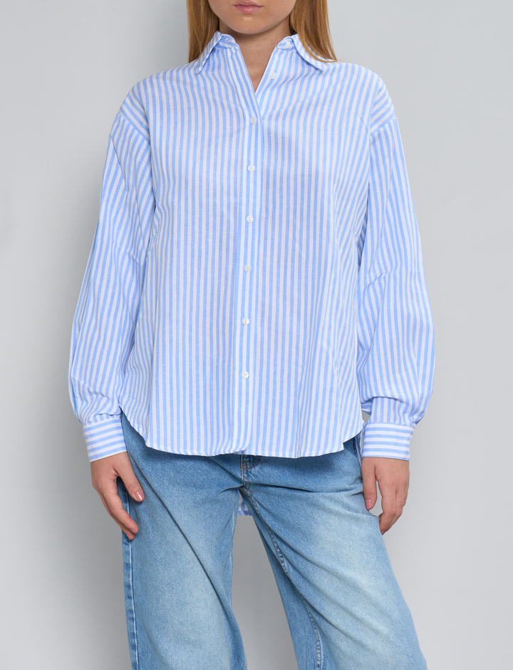 Camicia a righe azzurre oversize frontale