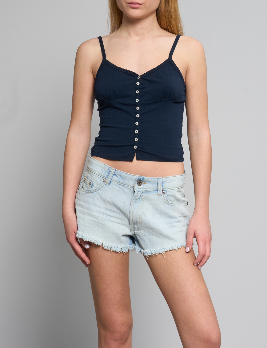 Canotta blu navy con dettagli in pizzo e bottoni perlati outfit