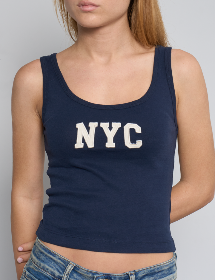 Canotta blu navy con scritta frontale "NYC" dettaglio