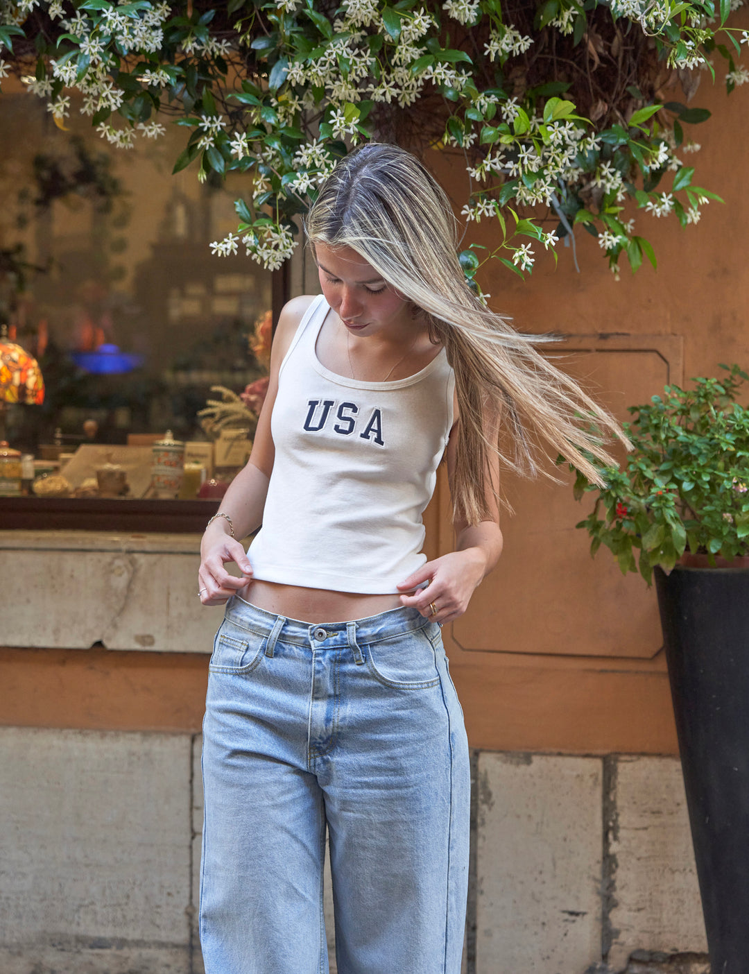 Canotta panna con scritta frontale “USA“ look