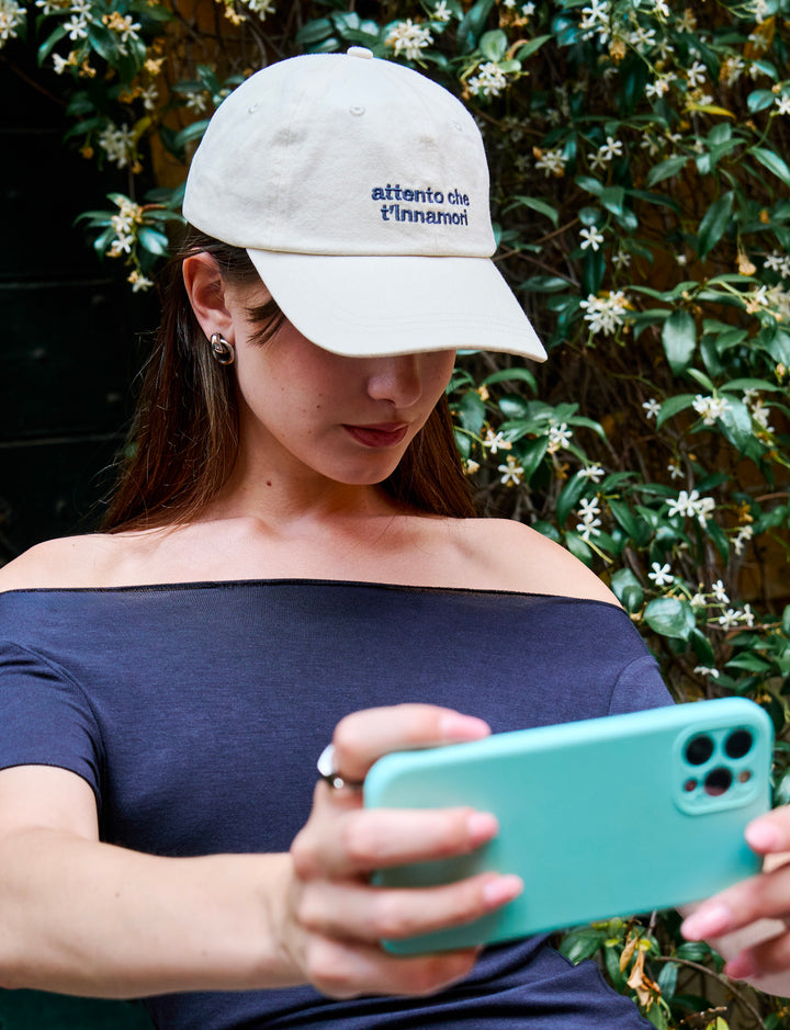 Cappello panna con scritta "Attento che t'innamori"