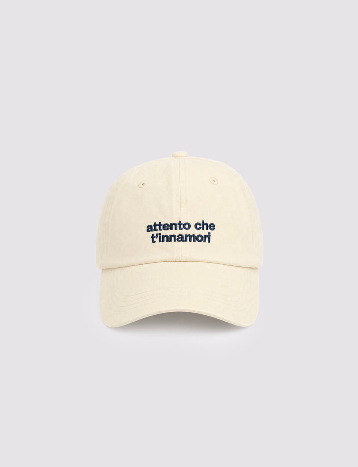 Cappello panna con scritta "Attento che t'innamori" still life