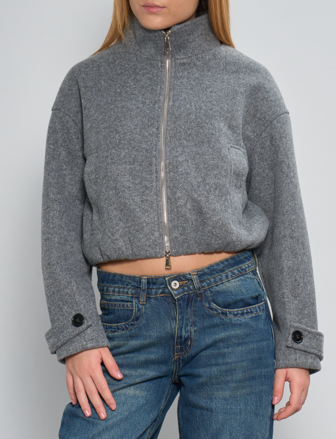 Cappotto corto grigio a collo alto frontale
