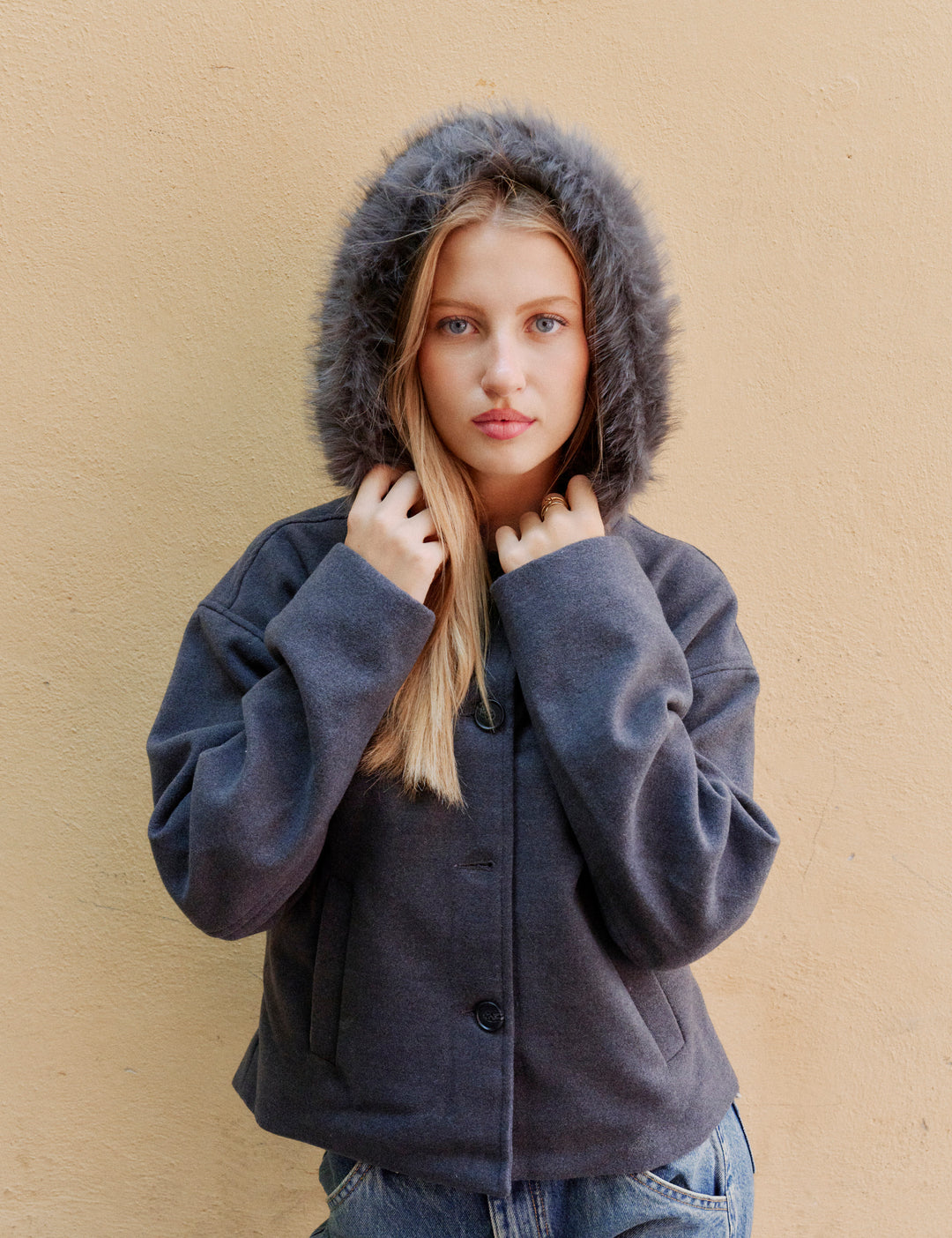 Cappotto corto grigio scuro con cappuccio in pelliccia copertina
