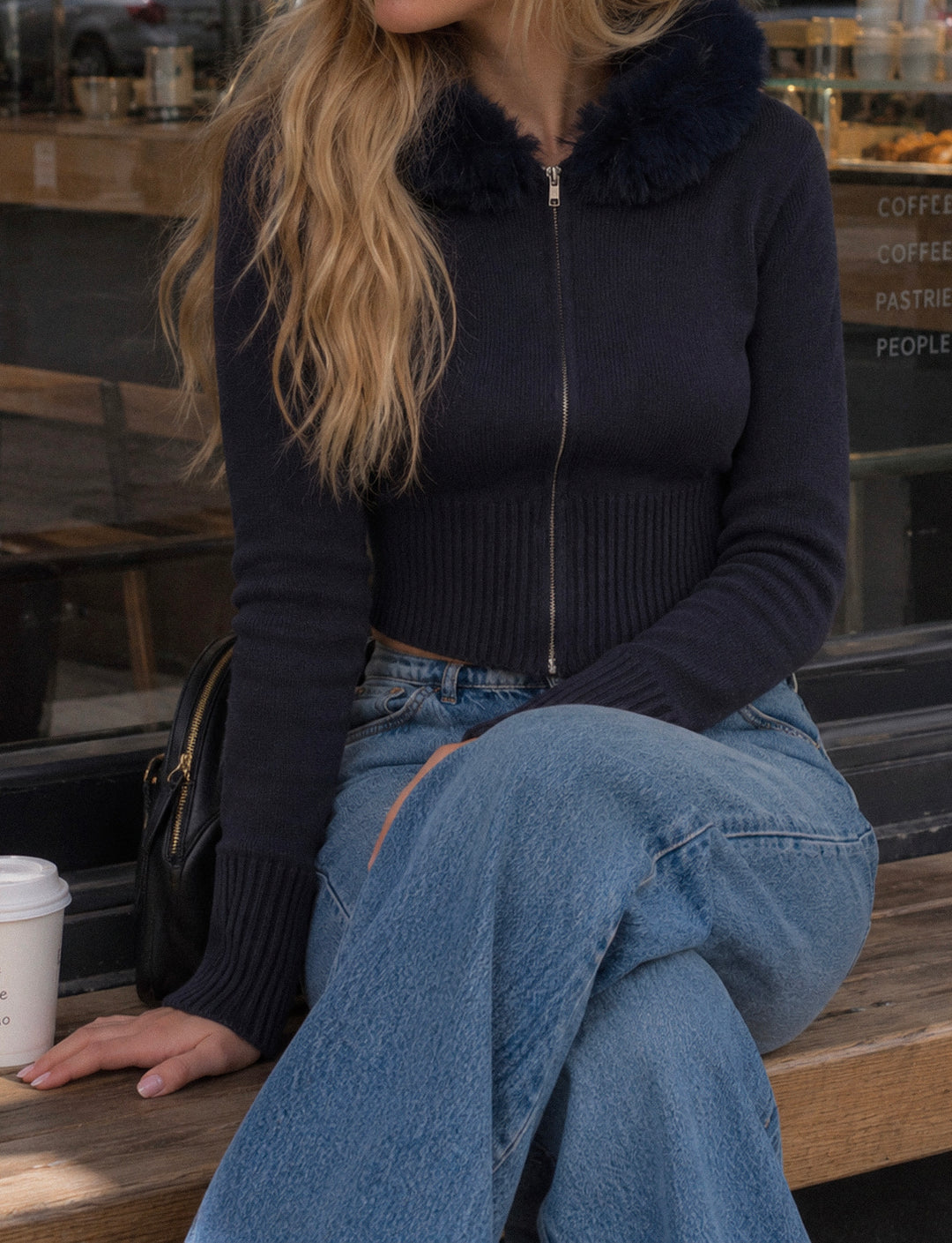 Cardigan corto blu notte con cappuccio e pelliccia copertina