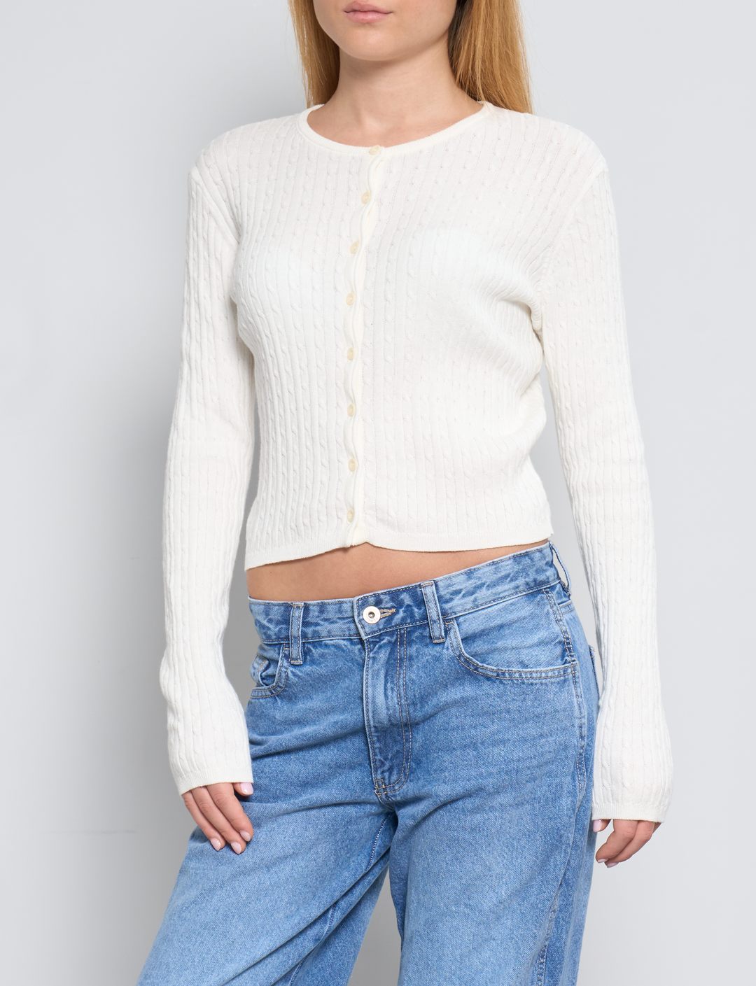 Cardigan in cotone panna con lavorazione a trecce frontale
