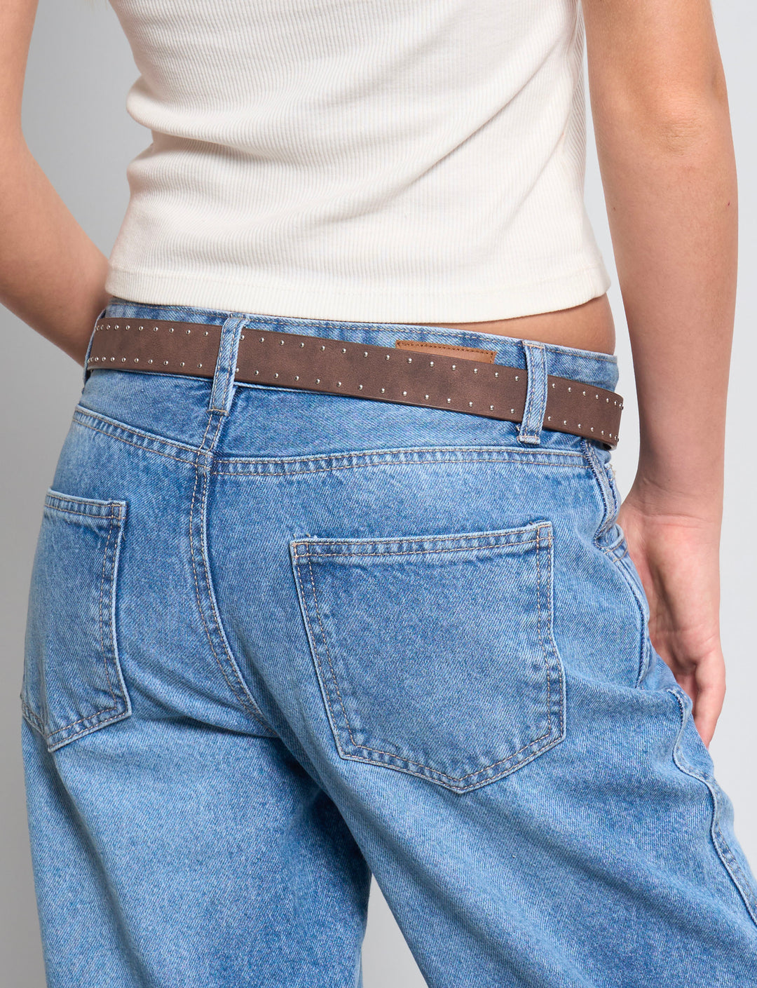 Cintura marrone con borchie retro