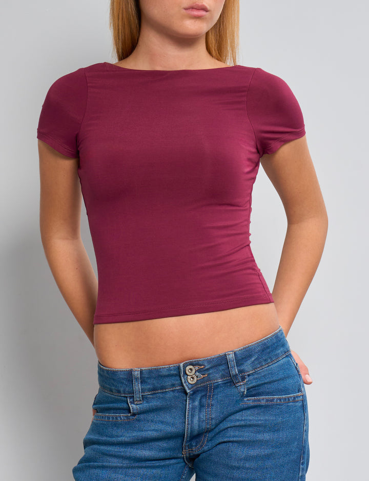 Crop top rosso scuro con schiena scoperta frontale