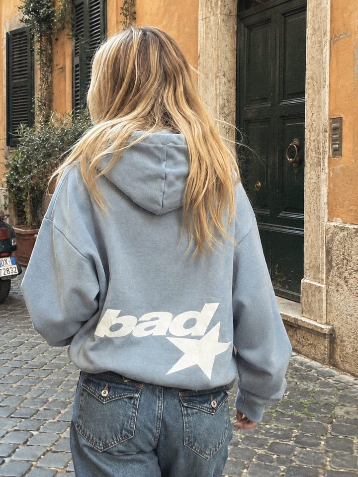 Felpa azzurra oversize con cappuccio e stampa "bad" copertina 2