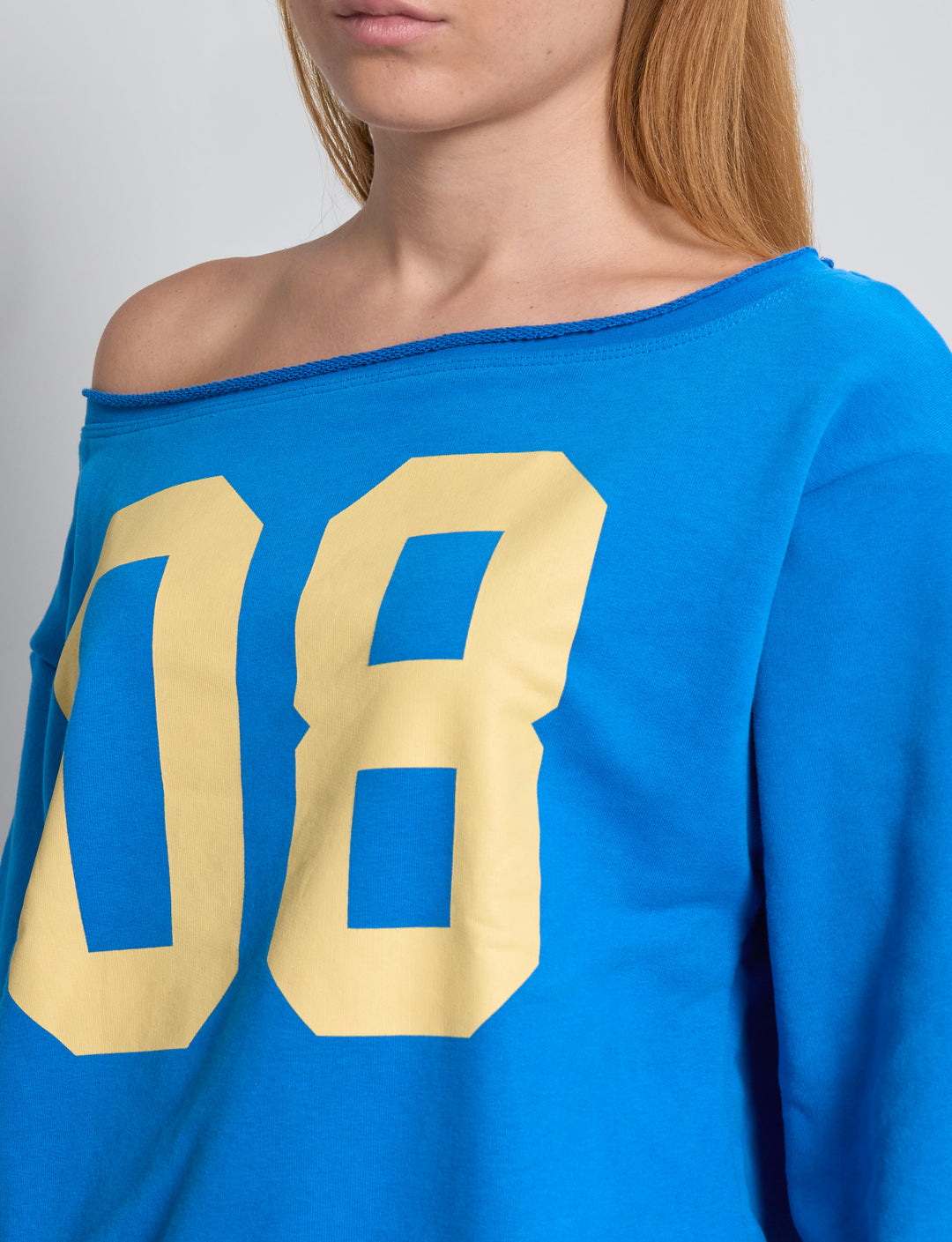 Felpa blu asimmetrica con numero 08 dettaglio