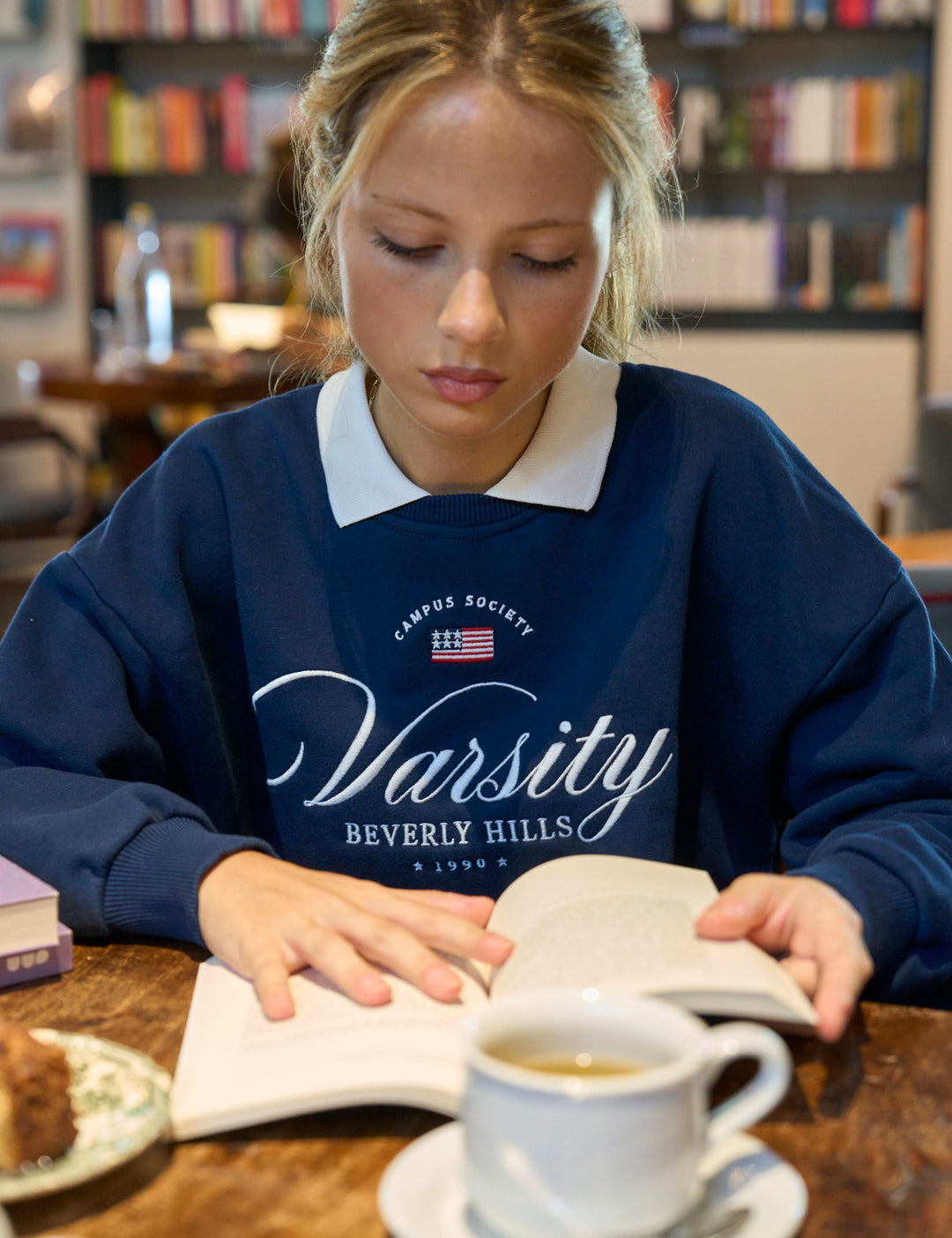 Felpa blu navy con colletto e ricami in stile americano copertina