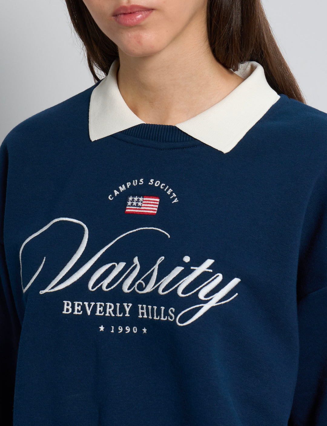 Felpa blu navy con colletto e ricami in stile americano dettaglio