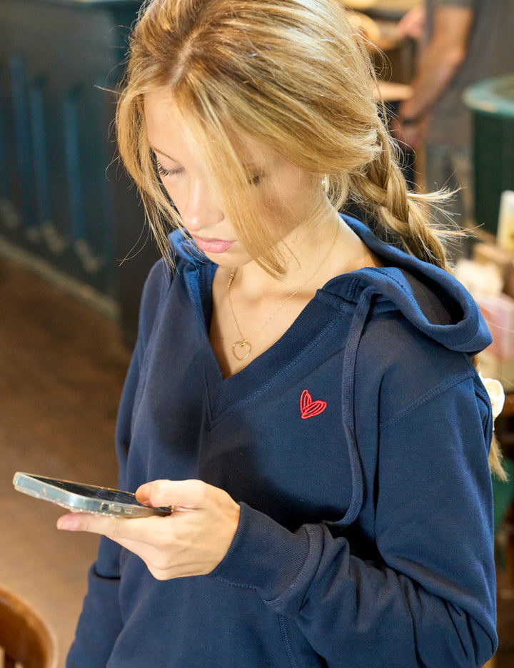 Felpa blu navy con scollo a V e cuore rosso ricamato copertina