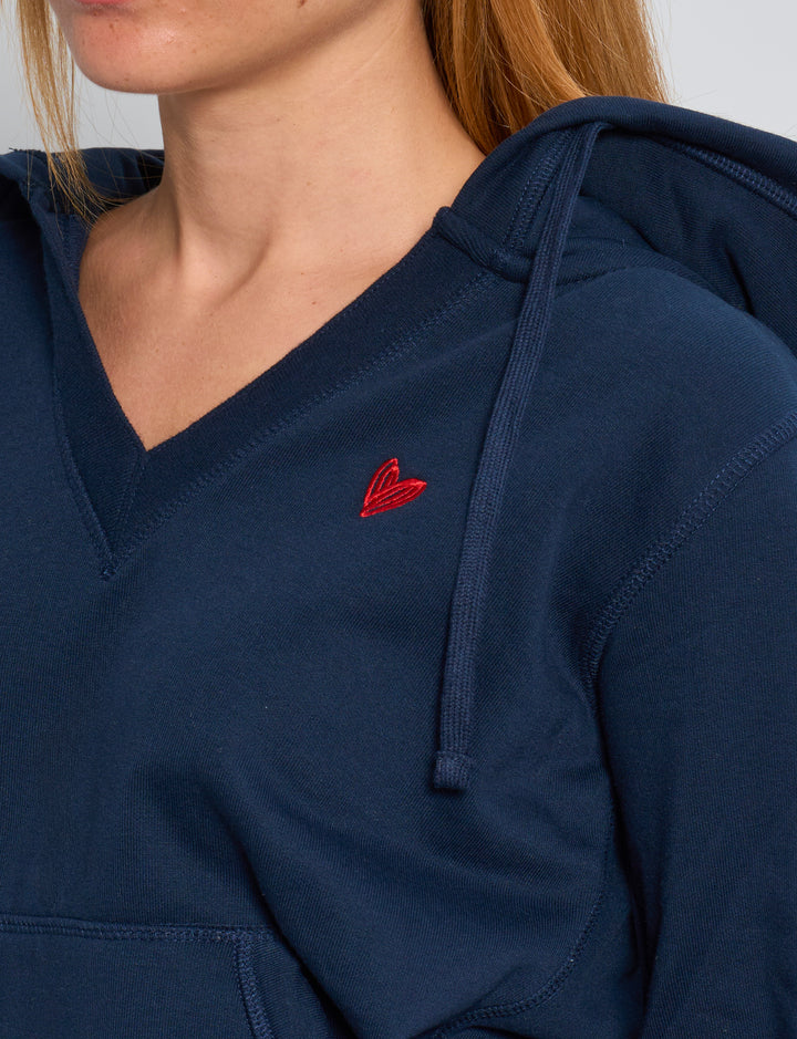 Felpa blu navy con scollo a V e cuore rosso ricamato dettaglio