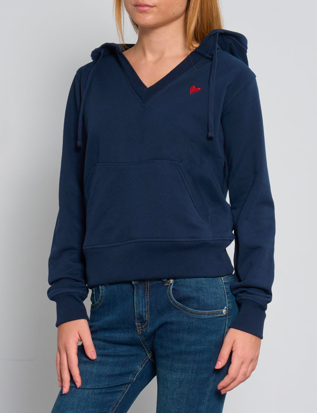 Felpa blu navy con scollo a V e cuore rosso ricamato frontale