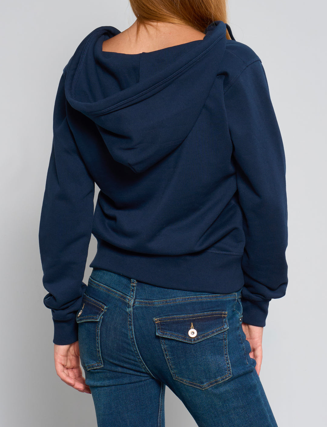 Felpa blu navy con scollo a V e cuore rosso ricamato retro