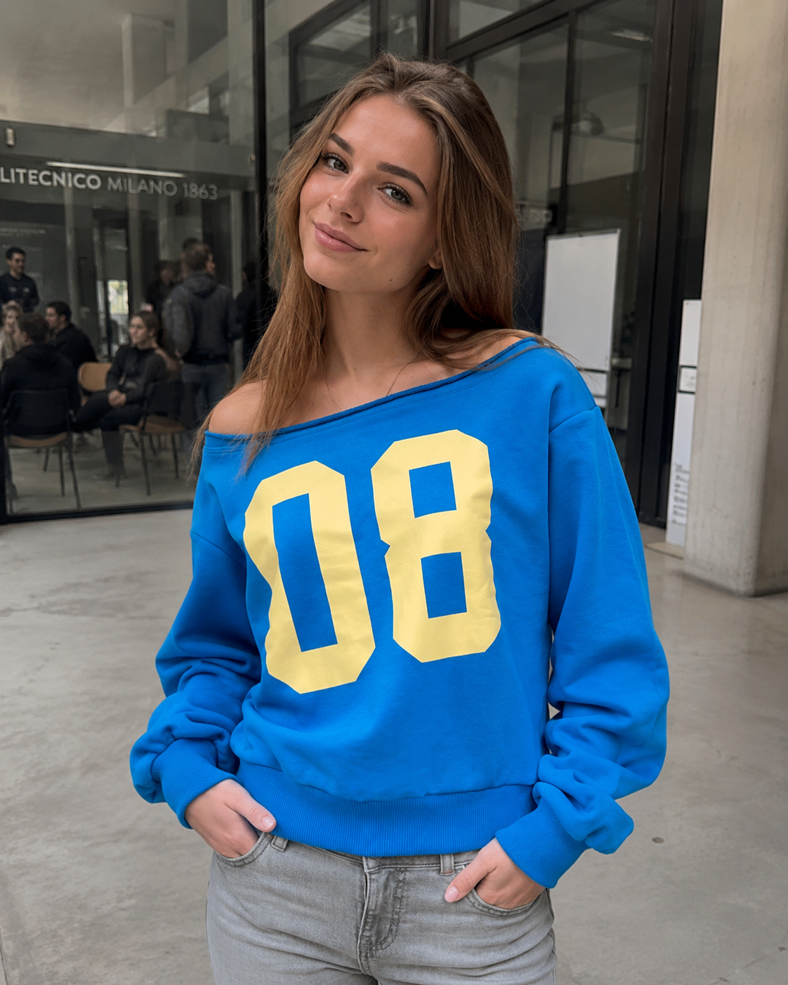 Felpa blu asimmetrica con numero 08