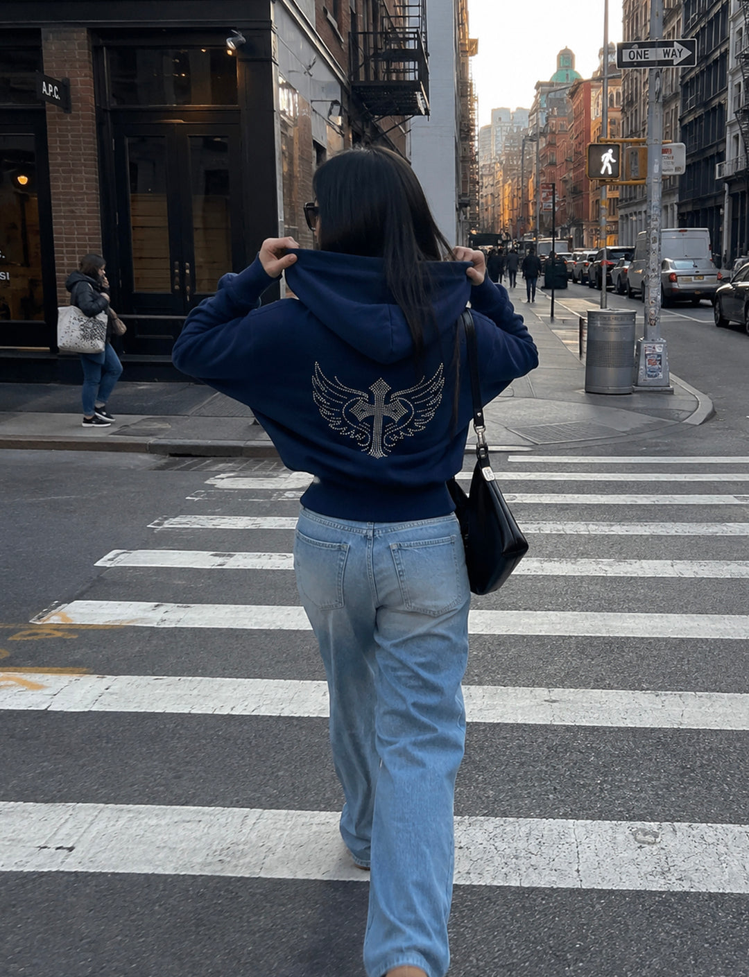 Felpa crop blu navy con croce in strass copertina