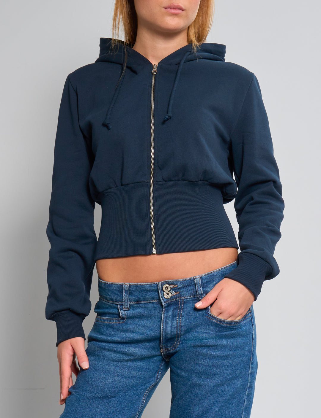 Felpa crop blu navy con croce in strass frontale